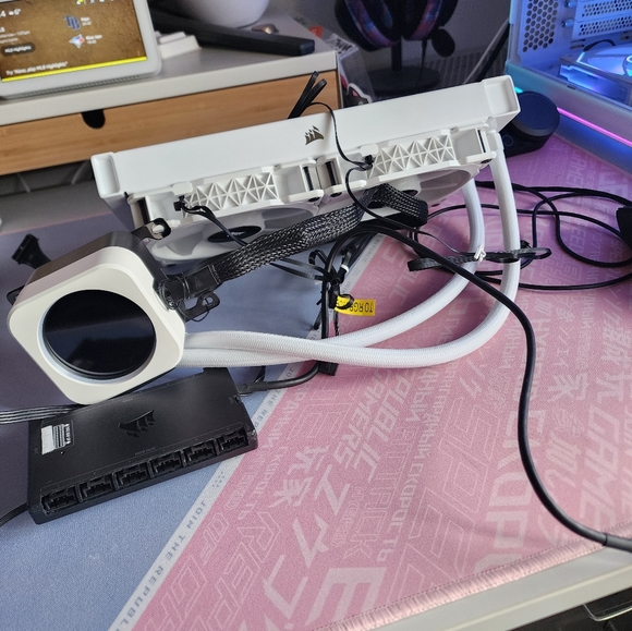 Corsair iCUE H100i Elite Capellix w/ LCD - Picture 2 of 2